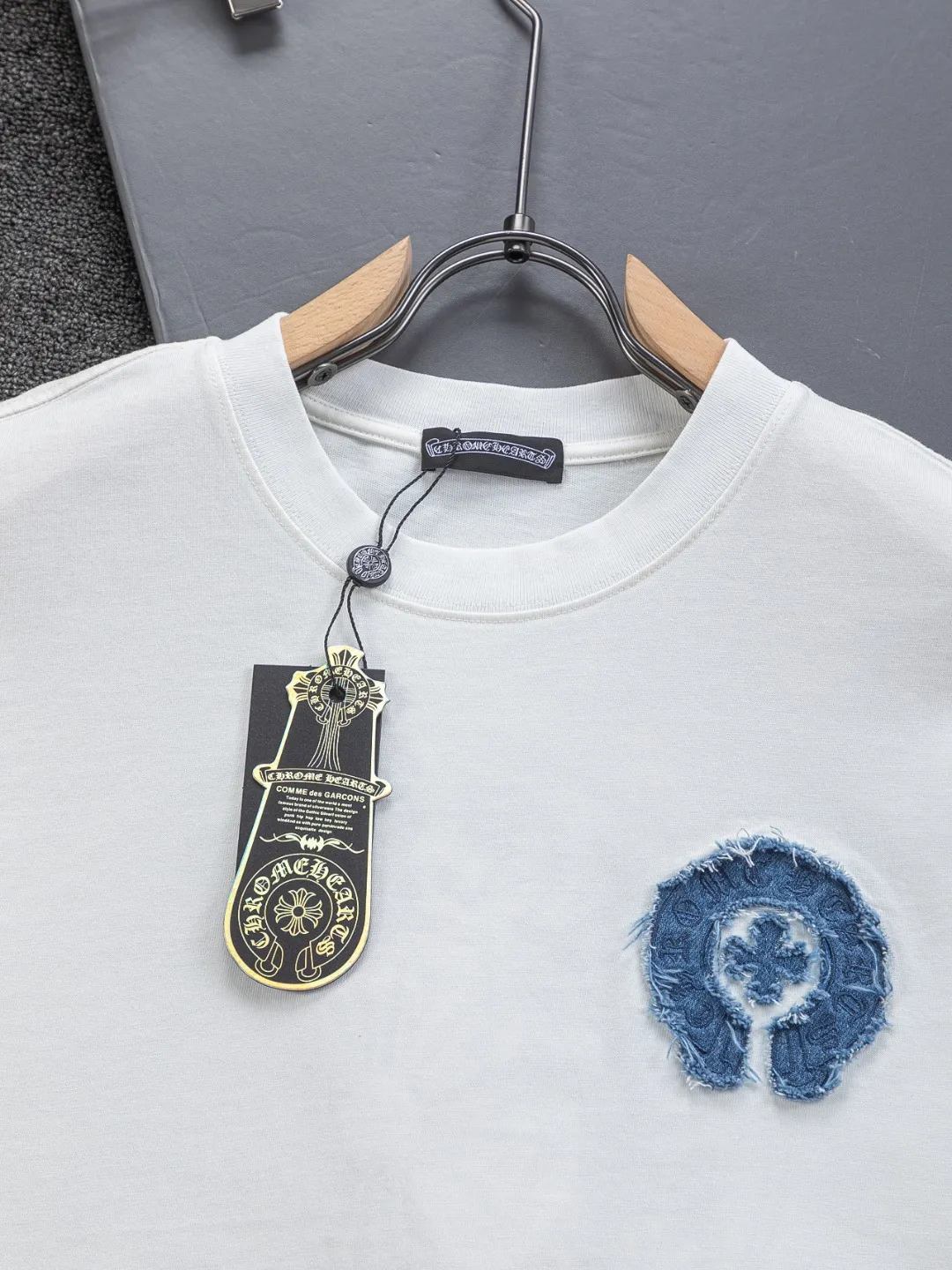 P190 Chrome Hearts CH Cross 26SS New product is hot at the same time💥 Early spring classic style Multiple craftsmanship Denim patch on the chest Horseshoe cross 🪡 Embroidery Large logo cross on the back Horseshoe denim patch Sanskrit ✝️🪡 Embroidery Round neck short-sleeved T-shirt, hot style, a style that both men and women like, same style for men and women, 100% chance of turning heads when wearing it! It’s all about being handsome. The designer’s classic sense is precisely grasped. The whole piece of clothing is heavy. Industrial washing process. Ready-made garments are dyed + sprayed for a horse effect. The double-wash process is very recognizable. It uses heavy washing to make it distressed. The edges of the patch are slightly rolled and naturally distressed. It has a three-dimensional sense of layering and a little damage. It is very visually lethal. It adheres to Kroxin's consistent rough style. The chest and back are large, and the horseshoe flower printed patch pattern is embroidered and decorated. It is also decorated with silver metal engraved distressed buttons. The classic elements full of brand recognition instantly enhance the overall sense of grade and specification. Its texture is quite high-end! The overall feeling is high-end, simple and elegant, with silver hardware accessories, a full set of customized accessories, and the pattern of the entire dress is all decorated with patchwork three-dimensional embroidery technology, which is the finishing touch of the entire dress. The design on the back is even more eye-catching! ! This full back is so cool, it’s full of design, and the overall upper body style highlights fashion and individuality. Wearing it together as a couple is even more popular on the street. I recommend the early autumn sweatshirt! ! The fabric is a unique 320g 100% cotton, which is skin-friendly, breathable, warm to the touch, has a strong texture, and has smooth lines. It can be called a back killer, which has very strict requirements on craftsmanship and cost. The smooth neckline, flat cuffs and hems, the stitches are large and tight, tight and orderly, and the details are perfect. The consistent OS version can be worn alone or layered. It is very casual, but very iconic! It is simply the flagship of high-end trendy brands and must be included in your wardrobe. It has the American fashion spirit of freedom and individuality, and is highly recognizable and stylized! Color: Black White Size: S-XL Size chart: S: Shoulder width 50-Bust 56-Length 70 M: Shoulder width 52-Bust 57-Length 72 L: Shoulder width 54-Bust 59-Length 74 XL: Shoulder width 56-Bust 62-Length 76